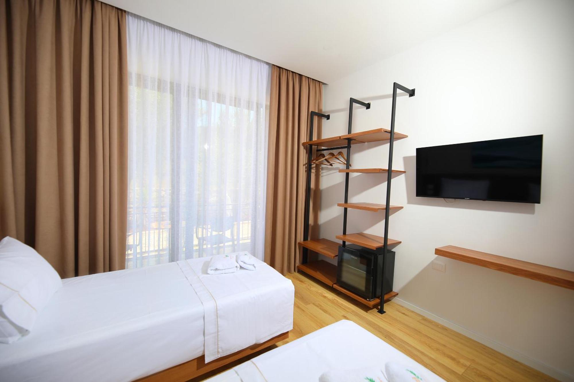 Отель Mezzanine Bay Химара Экстерьер фото